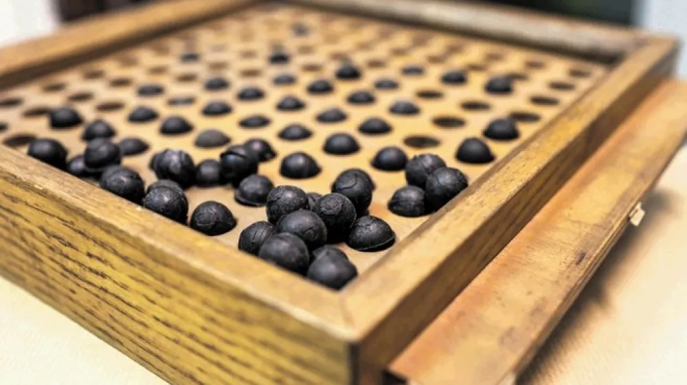 Volilne kroglice in plo&scaron;ča za &scaron;tetje glasov, ki jih hranijo v depojih Arhiva Republike Slovenije.