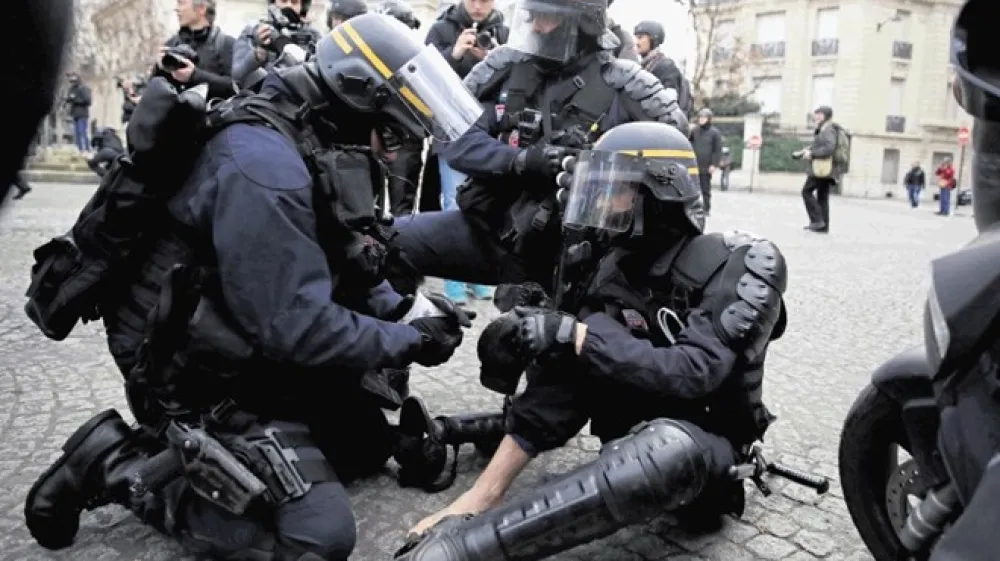 Čeprav dobro zavarovani policisti niso varni pred po&scaron;kodbami zaradi nasilnih protestnikov, pred njimi  niso varni niti avtomobili, izložbe in spomeniki. Zakonodaje, ki jo v njihov bran sprejema parlament, pa to po mnenju zagovornikov državljanskih svobo&scaron;čin vendarle ne upravičuje.