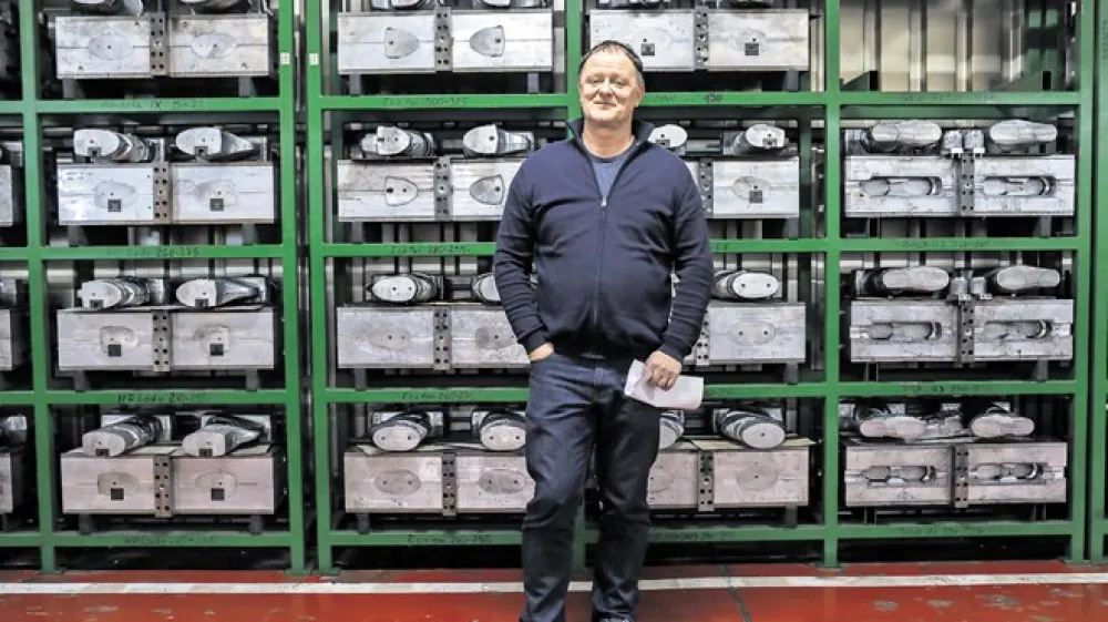 Marko Novak, vodja orodjarne, pred &scaron;tevilnimi aluminijastimi modeli za smučarske čevlje. Kar milijon evrov vloži Alpina, ko se odloči za razvoj novega modela. Foto: Jaka Gasar