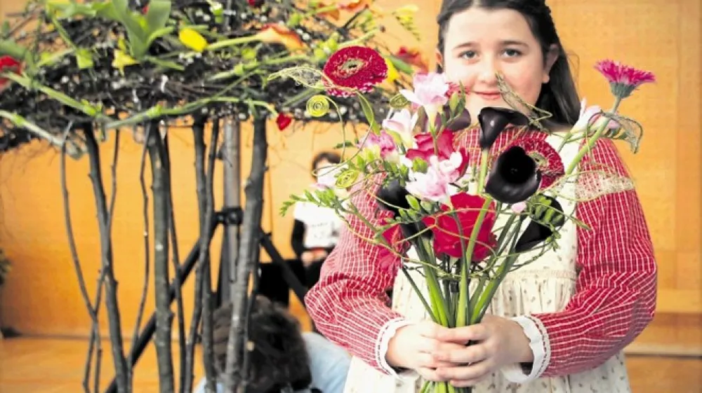 Popolnoma naraven &scaron;opek Anje Olijhoek, cvetličarke, ki se rada igra z naravnimi oblikami, materiali in barvami.