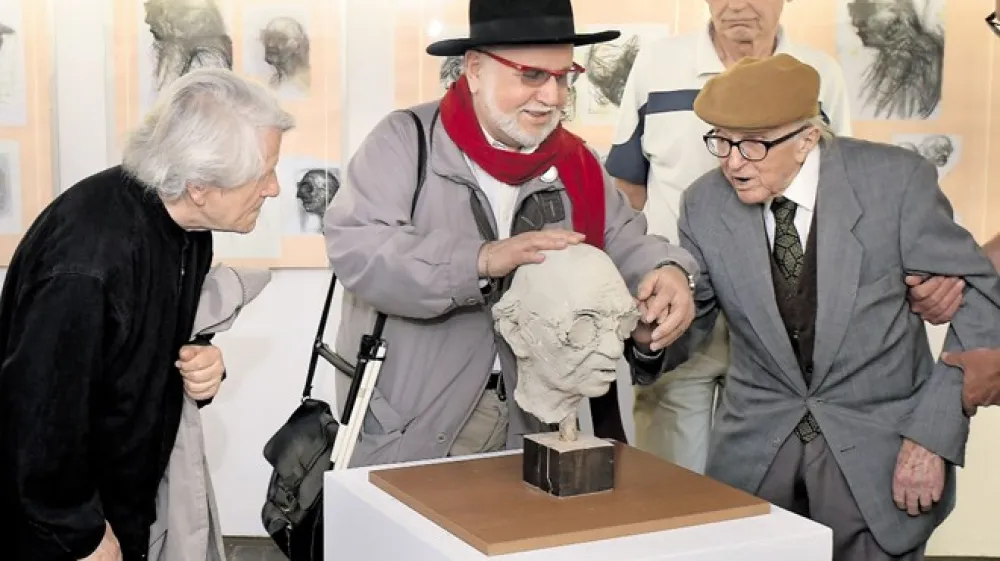 Evgen Bavčar (v sredini) s pisateljem  Borisom Pahorjem (desno) ob njegovem kipu, ki ga je naredil Mirsad Begić (levo). (Foto: Radivoj Zavadlav)