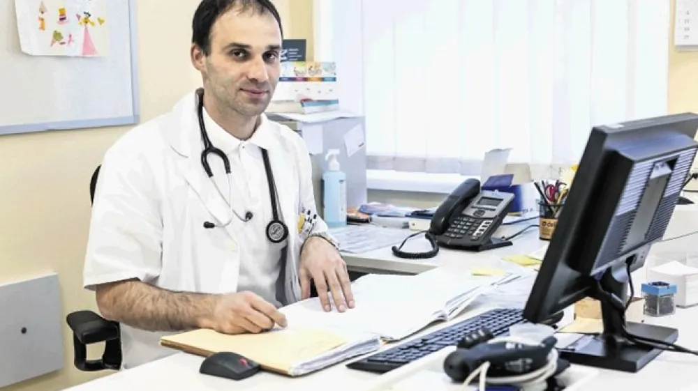 Družinski zdravnik Luka Kristanc pojasnjuje, da digitalna administracija zmanjšuje čas za stik med zdravnikom in pacientom.