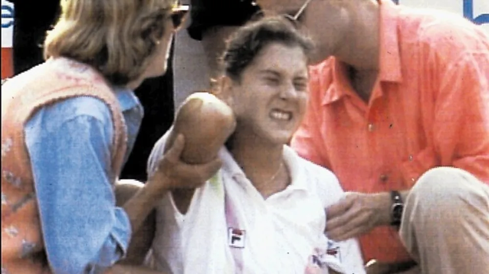 Kariera Monike Sele&scaron; se je uradno končala leta 2003, v resnici pa že deset let  prej, tisti dan leta 1993, ko jo je v Hamburgu na igri&scaron;ču z nožem napadel občudovalec njene rivalke Steffi Graf.