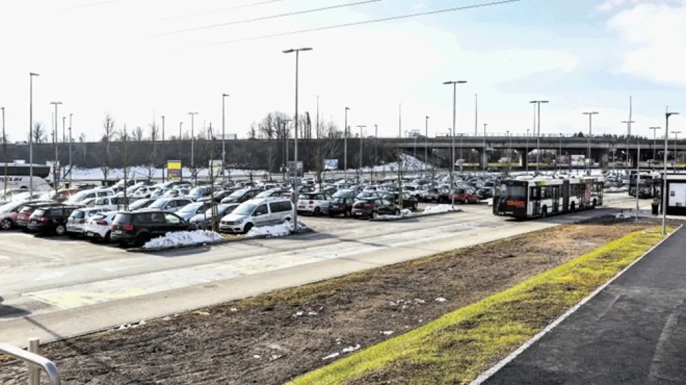 Parkiri&scaron;če na Dolgem mostu ni le izhodi&scaron;čna točka za nadaljevanje poti proti mestnemu sredi&scaron;ču, ampak pogosto tudi zbirno mesto za udeležence izletov turističnih agencij.