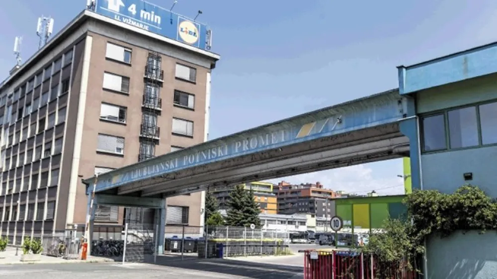 Remiza Ljubljanskega potni&scaron;kega prometa (LPP), pokriti prostor za popravljanje, shranjevanje in či&scaron;čenje vozil, na sedanji lokaciji ob Celov&scaron;ki cesti v &Scaron;i&scaron;ki stoji že od leta 1931, ko so vanj parkirali &scaron;e tramvaje.