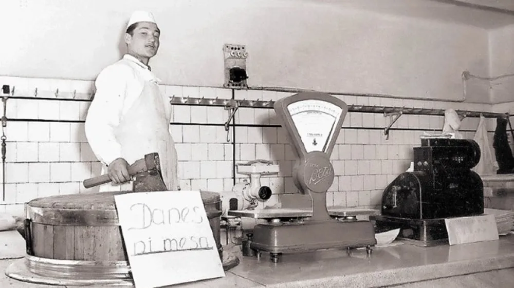 Bili so časi, ko v mesariji ni bilo mesa vsak dan. A mesar je vedno počakal na kupce.