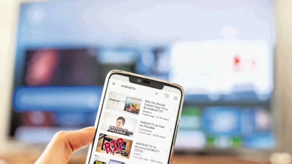 Povezovanje mobilnega telefona s pametnim televizorjem je enostavno kot pritisk na gumb, ki se pri določenih aplikacijah pojavi na vrhu zaslona.