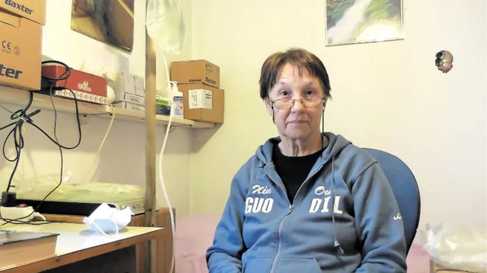 Marta &Scaron;avli ob svojem aparatu. (Foto: Nata&scaron;a Bucik Ozebek)