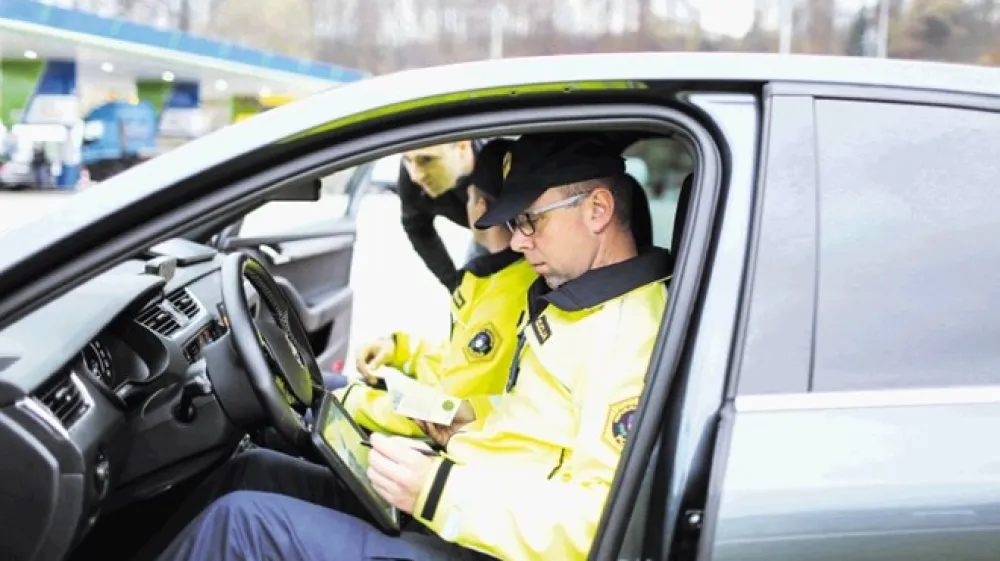 Če vas policist ustavi in ste brez veljavnega vozni&scaron;kega dovoljenja, to pa vam je poteklo, ker niste opravili pregleda za vid, vam avto lahko zaseže, sodi&scaron;če pa vas bo kaznovalo z najmanj 500 evri. Pa to &scaron;e zdaleč ne bodo vsi stro&scaron;ki, ki vas čakajo.