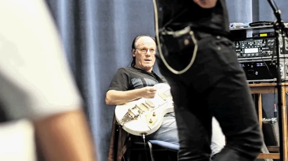 Zdenko Cotič  pravi, da ga ima Jan  Plestenjak v bendu zaradi rockovskih solov.