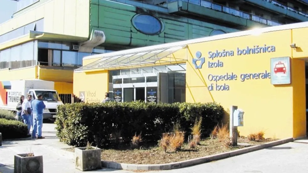 Čeprav je jasno, da &raquo;Petra Sever&laquo; ne bi smela biti zaposlena niti kot medicinska sestra, vodstvo izolske bolni&scaron;nice trdi, da  se pri dosedanjem preverjanju ni izkazalo, da bi bili podatki o njenem &scaron;olanju za srednjo medicinsko sestro sporni.