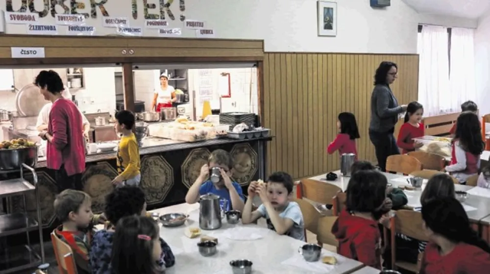 Večina &scaron;ol trditev, da je kakovost obrokov ustrezna, argumentira s podatki o množičnem prehranjevanju v &scaron;oli.  Dopoldansko malico j&eacute; blizu sto odstotkov, kosilo pa več kot osemdeset odstotkov učencev.