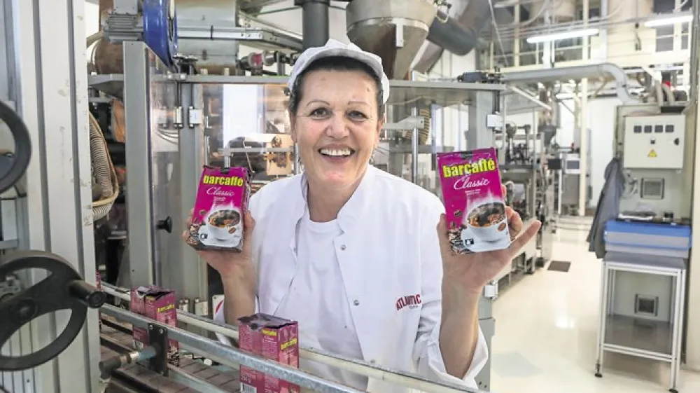 Ljubica Činkl v pakirnici skrbi, da je na vsakem zavitku kave odtisnjen pravi datum, da teža ustreza in da vrečke dobro tesnijo. (Foto: Luka Cjuha)