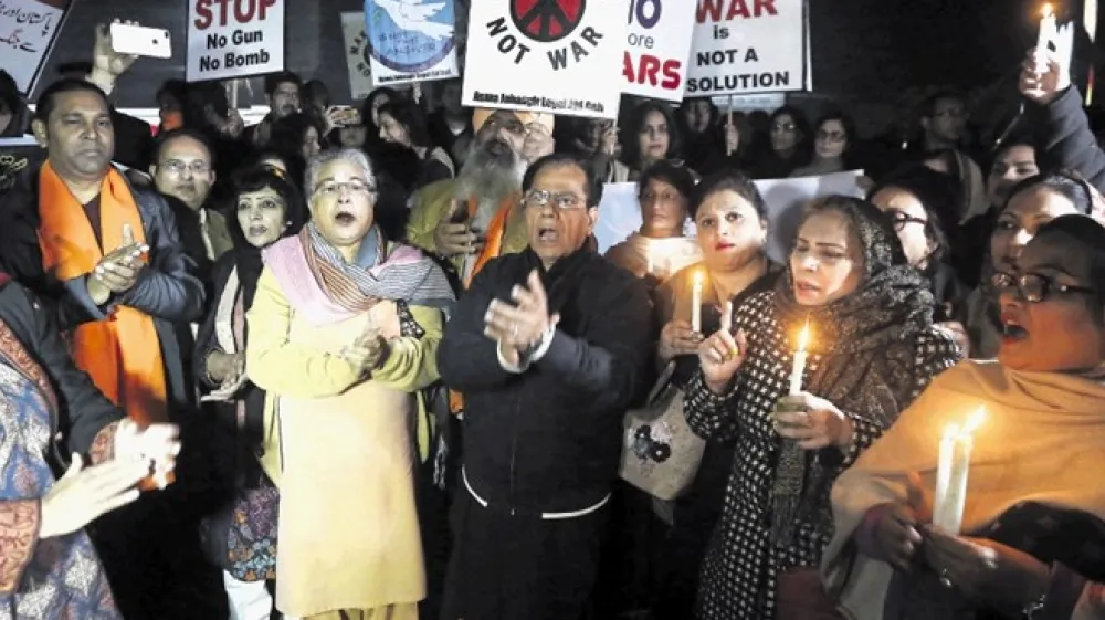 Pakistanci se zbirajo na nočnem bedenju proti vojni z Indijo po zaostritvi razmer v Ka&scaron;mirju, ki si ga lastita obe državi in kjer je  po terorističnem napadu v zadnjih tednih pri&scaron;lo do voja&scaron;kega zaostrovanja.