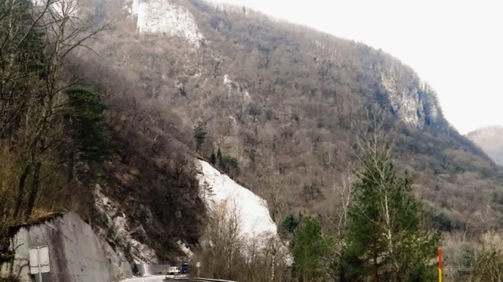 Direkcija za ceste je v minulih dneh začela sanirati posledice podora na regionalni cesti med Trbovljami in Zagorjem.