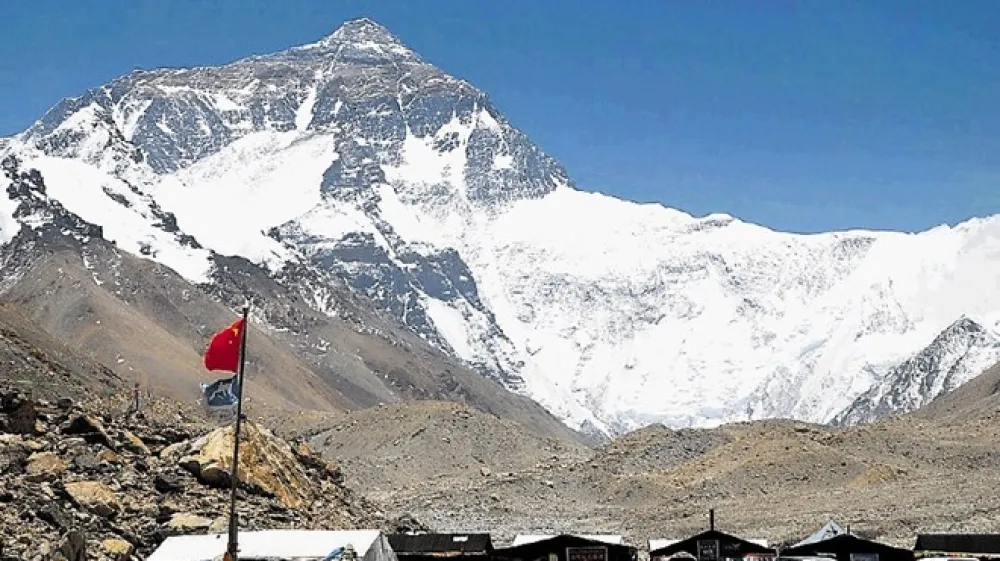 Zaradi omejitev na kitajski strani Everesta se bo povečal naval pohodnikov in plezalcev na nepalski strani gore.