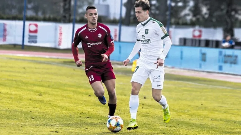 David Tijanić (levo) je z dvema goloma postal junak, Stefan Savić (desno) pa z dvema zgre&scaron;enima enajstmetrovkama osmoljenec tekme med Triglavom in Olimpijo v Kranju.