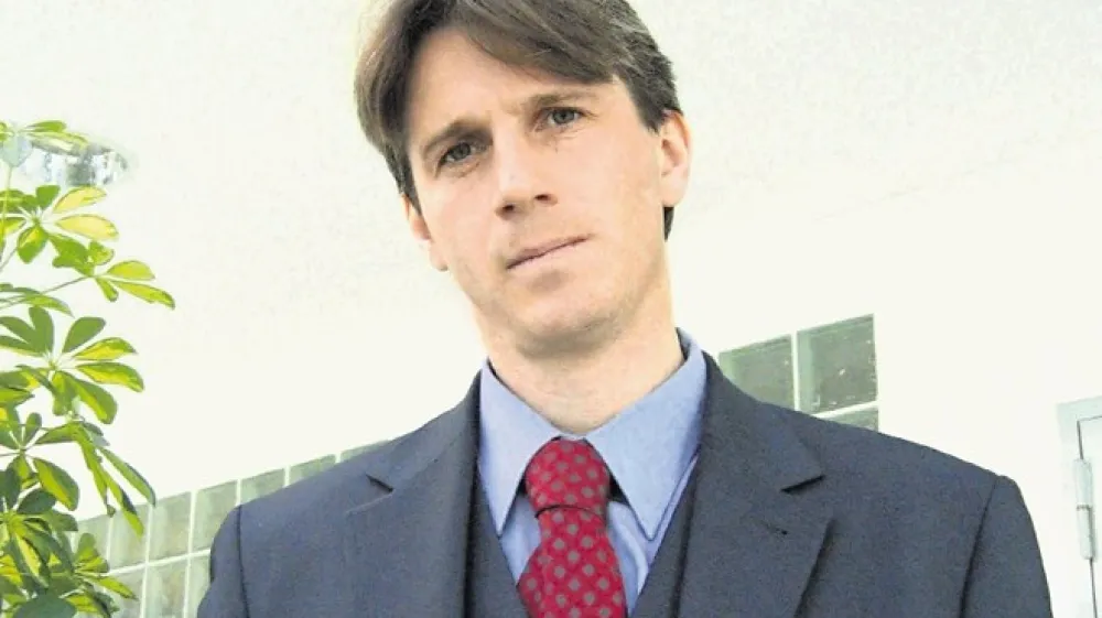 Robert Pistotnik tako Sintal  kot Tvining  lastni&scaron;ko obvladuje prek družbe Pistotnik.