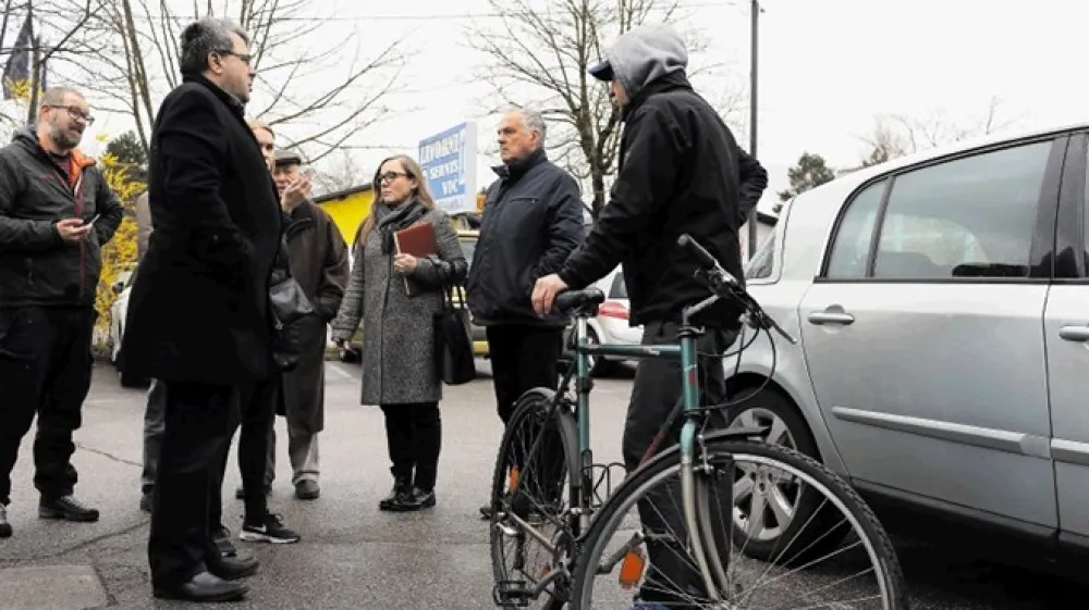 Sodnik, tožilka, obtoženi Milko Novič in uslužbenec sodi&scaron;ča, ki se je danes prelevil v &raquo;obtoženca&laquo; na kolesu, pred restavracijo Via Bona, kjer je bil decembra 2014 umorjen Janko Jamnik.