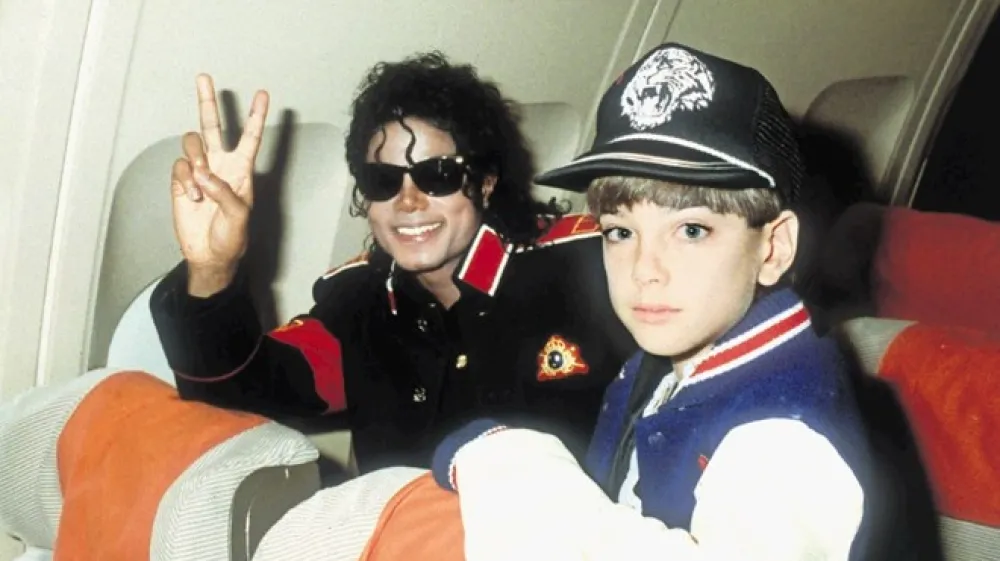 Družina Jackson toži televizijo HBO za sto milijonov dolarjev zaradi poslovne &scaron;kode, ki naj bi jo povzročil dokumentarec. Na fotografiji Jackson in ena od njegovih žrtev James Safechuck.