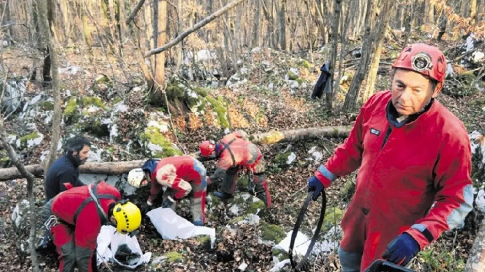 Ni dvoma, da so nesnago v jamo, ki ima ozek in skrit vhod pod večjo skalo, nametali domačini, ki točno vedo zanjo, pravi dolgoletni jamar Borivoj Ladi&scaron;ić (desno).