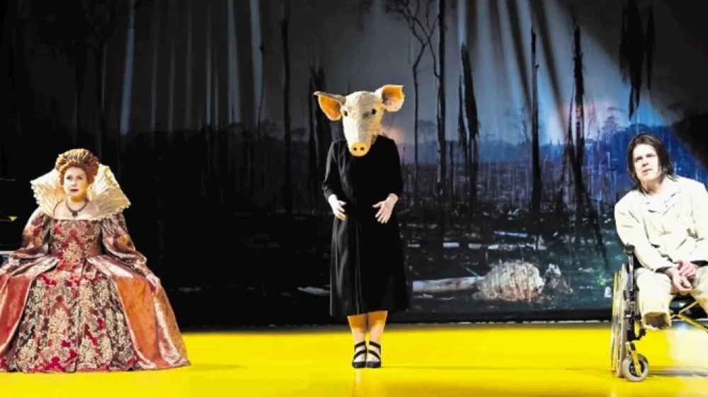 Značilni bernhardovski &raquo;trikotnik&laquo; v prvi slovenski uprizoritvi drame Zabava za Borisa: Darja Reichman (Dobra), Vesna Slapar (Johanna) in Simon &Scaron;erbinek kot Boris