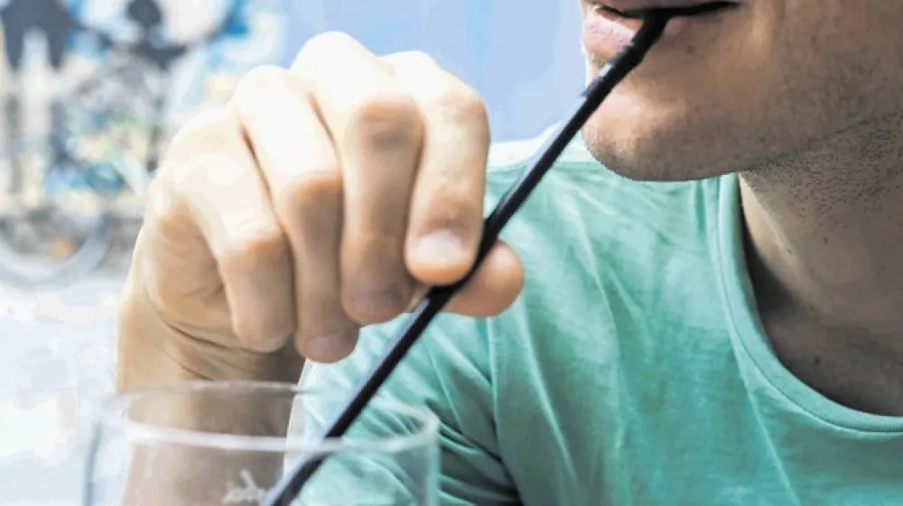 Trgovci plastične slamice nadome&scaron;čajo s slamicami iz papirja. Ponujajo tudi lesen pribor ter krožnike in kozarce iz papirja in sladkornega trsa.