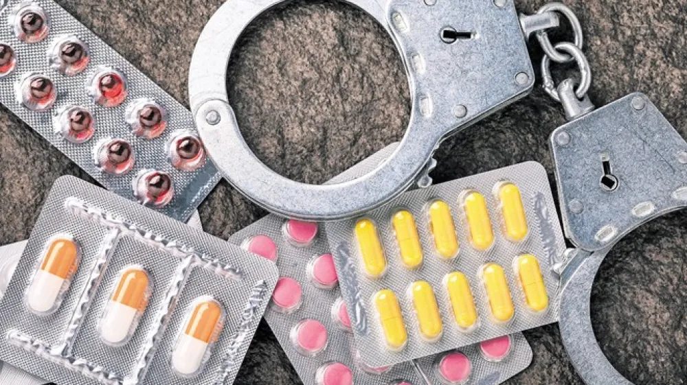 Prevaranti naivnim kupcem po spletu ponujajo ponarejena čudežna zdravila. Foto: iStock