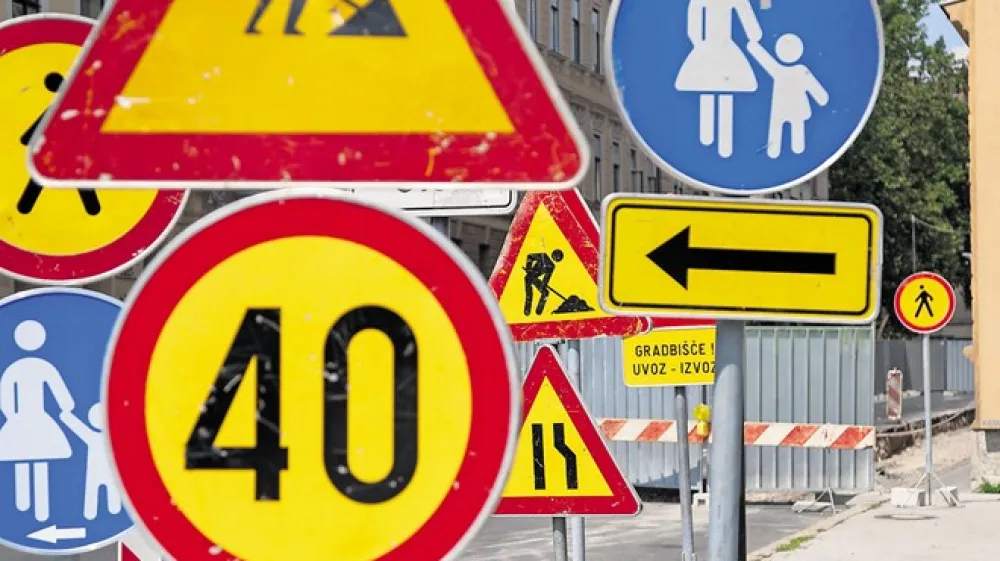 Sredi marca je bilo na na&scaron;ih cestah 130 gradbi&scaron;č. S prihodom pomladi pa bo kaos zaradi del na cestah le &scaron;e večji. Foto: Maja Marko