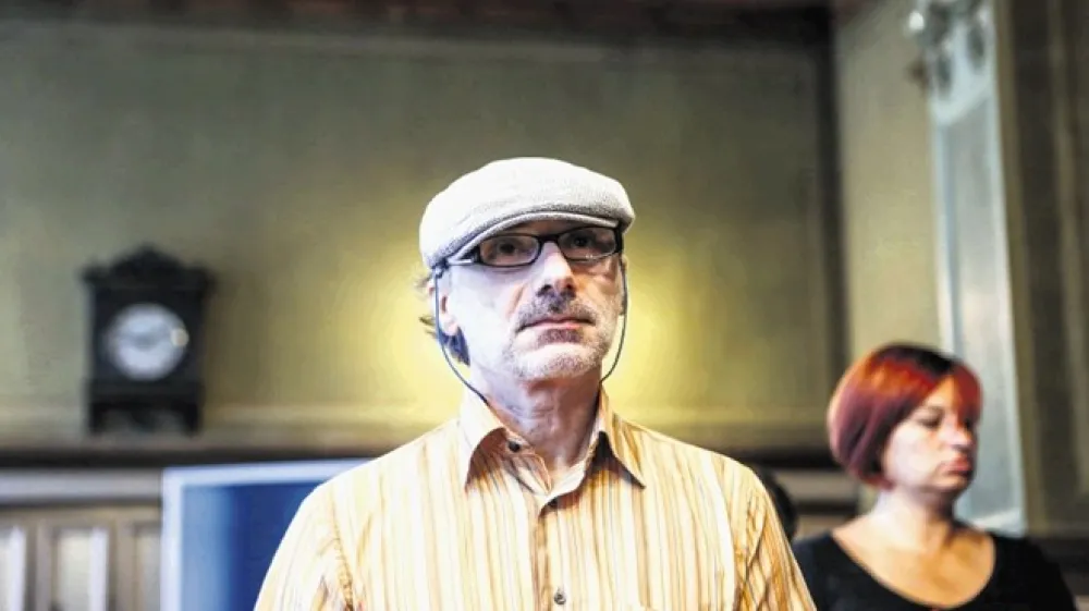 Michel Stephan (na fotografiji) je vztrajal, da bi moral tolmač prevajati dobesedno. In nikakor ne iz dialekta v knjižni jezik, za kar je tolmač dejal, da je njegova dolžnost.