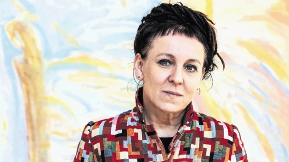 Olga Tokarczuk: Po izidu dela Pravek in drugi časi leta sem spoznala, da me &raquo;poslu&scaron;a&laquo; vsaj 20.000 bralcev. To prina&scaron;a moč, a tudi odgovornost, zato sem začela o pisanju razmi&scaron;ljati bolj politično.