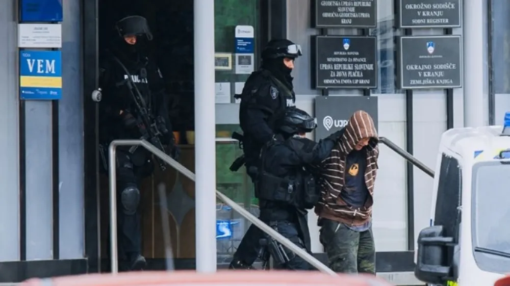 Takole so 3. septembra lani policijski specialci iz stavbe kranjske izpostave Ajpesa pospremili Primoža Z., ki naj bi grozil z razstrelitvijo. Včeraj zvečer je ta isti človek ugrabil avtobus LPP in umrl po prijetju na počivališču P+R na Barjanski cesti v Ljubljani.