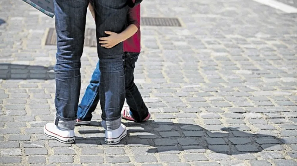 Med najzahtevnej&scaron;imi zadevami, ki jih od centrov za socialno delo prevzemajo sodi&scaron;ča, je tudi odvzem otroka star&scaron;em in njegova namestitev v rejni&scaron;tvo ali zavod.