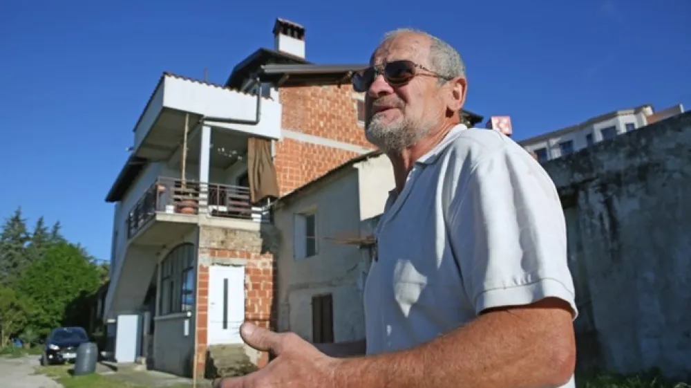 Joško Joras ima na svojem domu v Sečovljah že dalj časa težave z oskrbo pitne vode.