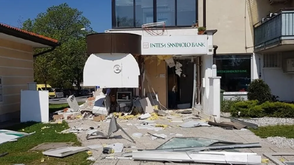 V eksploziji bankomata v sredi&scaron;ču Divače na srečo ni bil po&scaron;kodovan nihče, je pa nastala gmotna &scaron;koda.