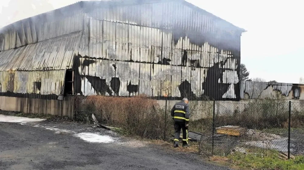 Komaj pet dni po požaru, ki je uničil halo za skladi&scaron;čenje odpadne embalaže, so morali gasilci znova na nujno intervencijo na območje lenar&scaron;kega obrata podjetja Salomon. Tomaž Klip&scaron;teter