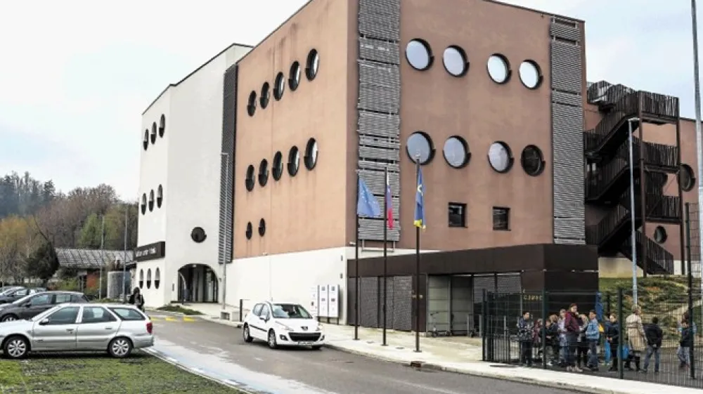 V preteklosti smo muzeje naseljevali v gradove, samostane ali me&scaron;čanske vile. V postindustrijski dobi se jim pridružujejo opu&scaron;čeni tovarni&scaron;ki objekti. Tako  je razstava Moja Ljubljanica  v pritličju novega Kulturnega centra Vrhnika, ki je zaživel v nekdanji &scaron;ivalnici IUV. Ta sodobni objekt je tedaj največja usnjarna v Evropi zgradila leta 1983 po načrtih Janeza Bizjaka. Občina Vrhnika jo je kupila leta 2012, &scaron;tiri leta po stečaju podjetja.