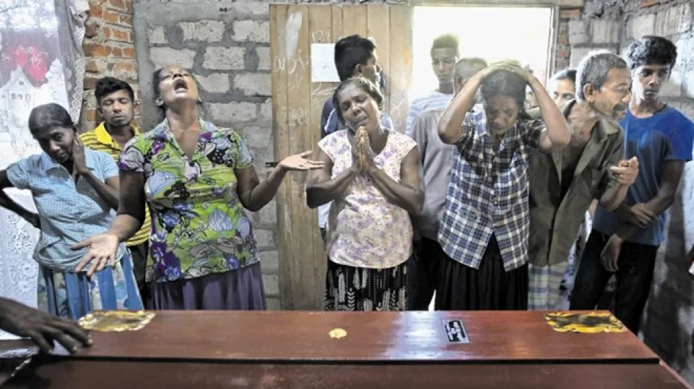 &Scaron;rilanka je bila po nedeljskem napadu včeraj ovita v globoko žalost, ko so se se poslavljali od žrtev terorističnega napada.