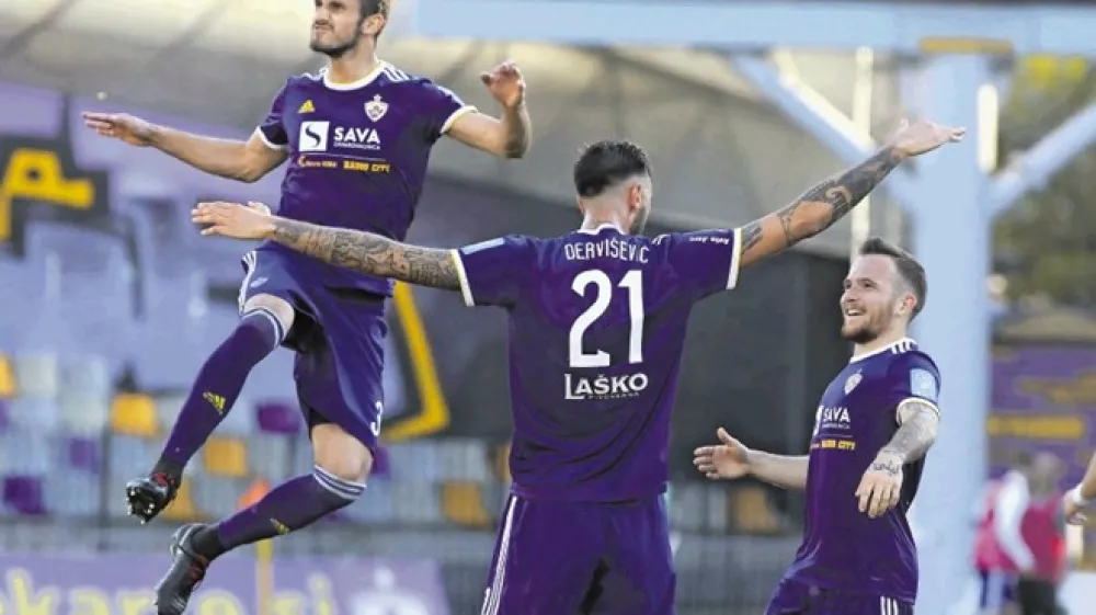 Igralcu Maribora Amirju Dervi&scaron;eviću sta za evrogol čestitala Sa&scaron;a Ivković (levo) in Dino Hotić.