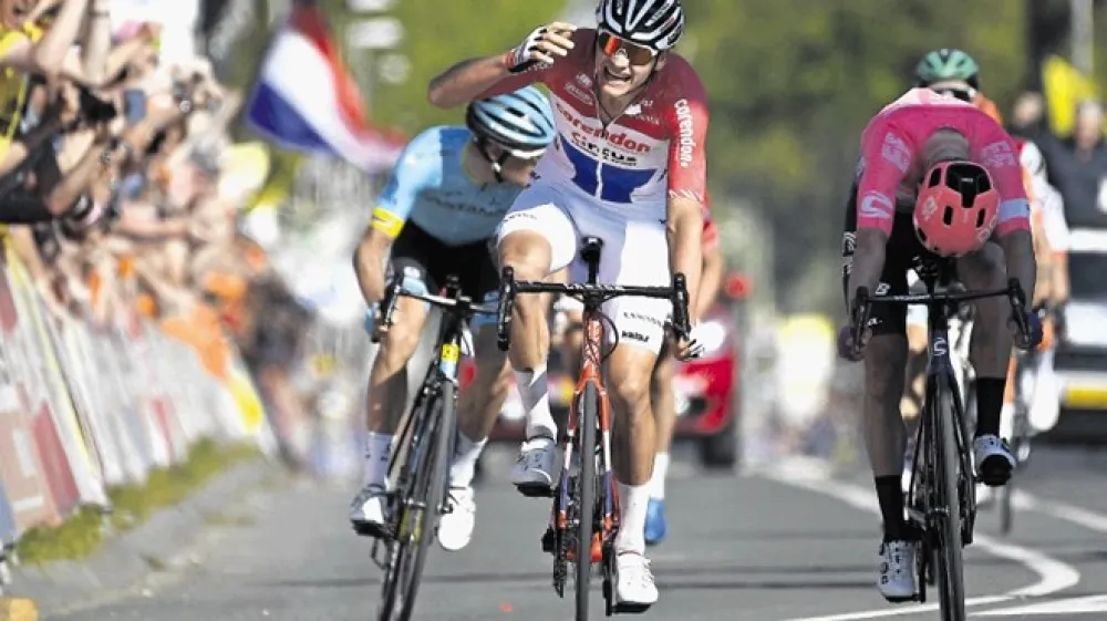 54. dirko Amstel Gold je v sprintu večje skupine dobil vzhajajoči zvezdnik svetovnega kolesarstva Mathieu Van der Poel iz Nizozemske.