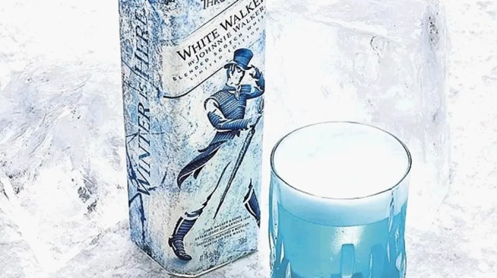 White walker Johnnieja Walkerja ima sadni okus, v zamrzovalniku ohlajena steklenica pa z napisom napove, da je pri&scaron;la zima.
