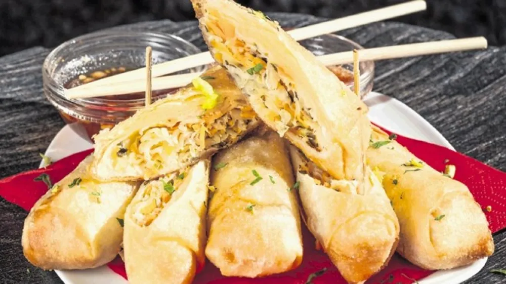 Zunaj hrustljavi, znotraj sočni in aromatični. Obvezno jih postrežemo s sladko-kislo omako, v katero jih pomakamo s pomočjo palčk.