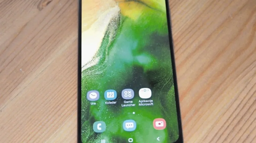 Samsung se je na sprednji strani odločil za frufru.