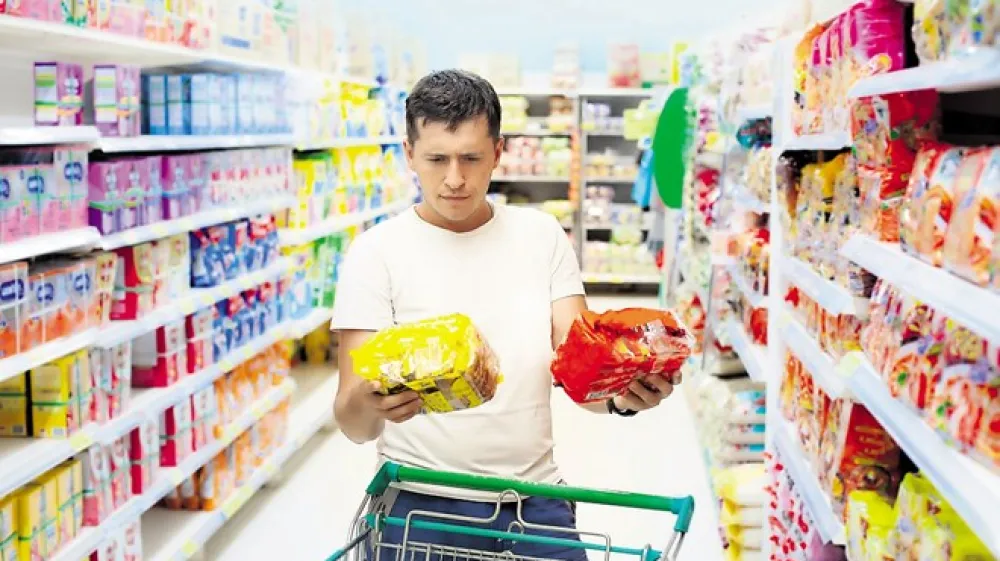 Potro&scaron;niki vse natančneje prebirajo podatke o sestavinah izdelkov. iStock