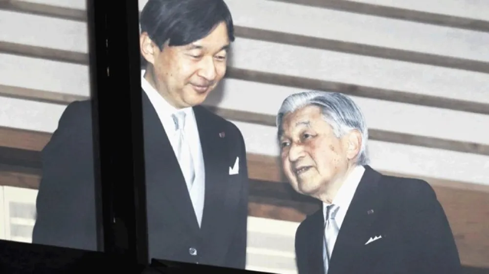 Japonski cesar se v javnosti pojavlja redko, zato so redke tudi tak&scaron;ne fotografije, kot je zgornja iz decembra lani. Desno je cesar Akihito, ki bo danes abdiciral, levo njegov sin in naslednik, do zdaj prestolonaslednik Naruhito.