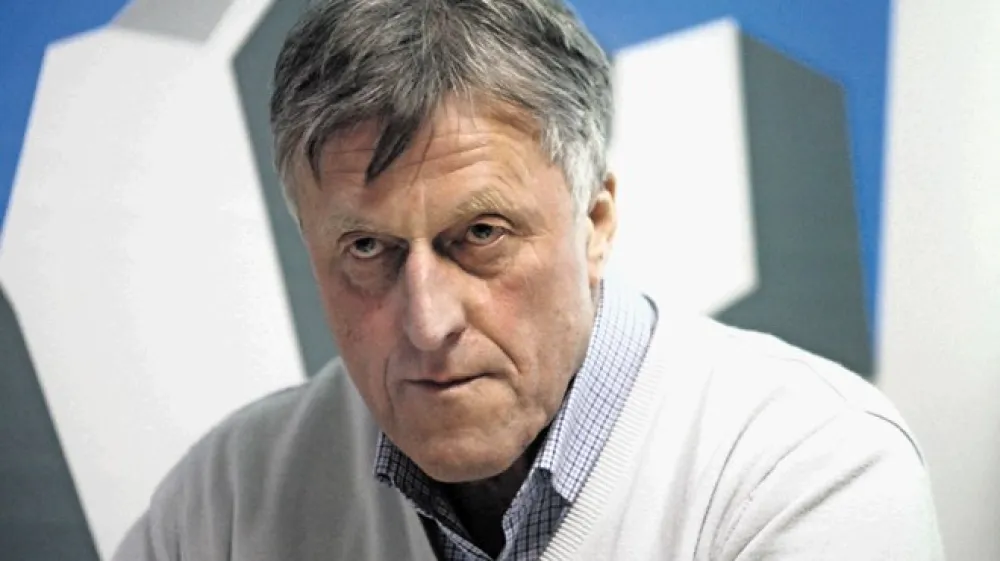 Leto&scaron;nji maj se je na Golici in na nižjih pobočjih začel povsem zimsko. Pri koči, ki so jo člani Planinskega dru&scaron;tva Jesenice odprli pred prvomajskimi prazniki, so v nedeljo popoldne namerili več kot &scaron;estdeset  centimetrov snega, vi&scaron;je ga je bilo &scaron;e več. Pot do  koče oziroma vi&scaron;je  planincem odsvetujemo &scaron;e nekaj dni. Ko se bo otoplilo, se bodo prožili plazovi.