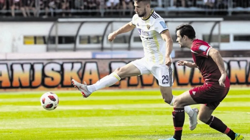 Jan Mlakar (levo) je v leto&scaron;nji sezoni prve slovenske lige za Maribor zabil dvanajst golov.