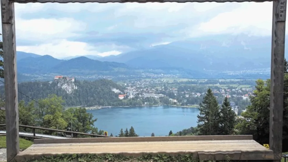 Na tak&scaron;en razgled na Bled bi naleteli obiskovalci, ki bi se na vrh hriba Straža pripeljali z gondolo.