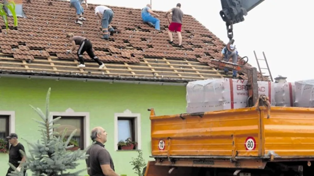 Posledice lanske toče v Črnomlju so bile katastrofalne. Ljudje so na pomoč prihajali z vseh koncev Slovenije, mnogi so pomagali tudi v materialu.