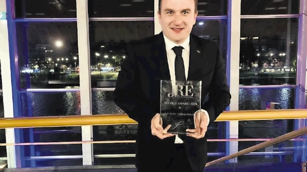 Jure Tomič je v ponedeljek zvečer v rokah ponosno držal stekleno plaketo.